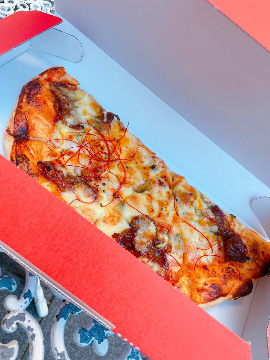 internet_boy53's tweet photo. お昼ピザ行ってきた!
近くのテーブルで女子大生とかが投資先の商品食べてるのすごい感慨深かった。
ちなみに朝ごはん食べる暇なく昼にめちゃ空腹で行ったんだけど、1枚分でしっかりお腹いっぱいになるし、今も夕飯軽めでいいかなと思ってるからすごい。
#RePizza https://t.co/NhGlmuqXDN