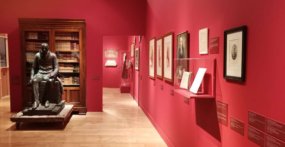 archeioBooks's tweet photo. Λίγες μέρες ακόμα!!! Μια ΕΞΑΙΡΕΤΙΚΗ έκθεση (2 χρόνια προετοιμασίας από τη Ναταλία Μπούρα και τον Παύλο Θανόπουλο). Πλούτος εκθεμάτων, χρώματα, φωτισμός, συνθέσεις, διαδρομές, σκηνικά, όλα  παραμυθένια αλλά και ιστορικά εμπεριστατωμένα. https://t.co/GFoFupqvq9 https://t.co/1eeFjxqk23