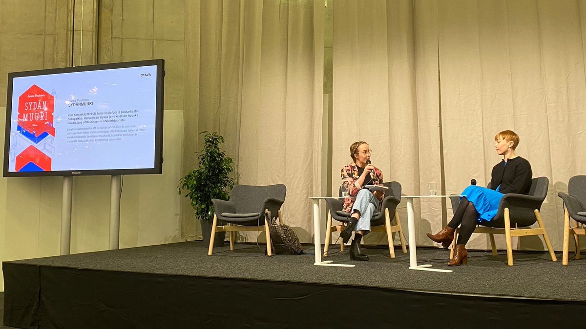 Olipa kiva päivä eilen <a href="/KirjamessutHKI/">HelsinginKirjamessut</a>! Olo oli kaikkien kohtaamisten ja kirjahordaamisen jälkeen aika done, mutta silti kumman tyytyväinen. Myös luottokortti tyhjeni just niin tehokkaasti kuin otaksuin. 

Kuvassa meitsi ja ihana Salla Pulli tulessa Töölö-lavalla 🔥 <a href="/OtavanKirjat/">Otava</a>