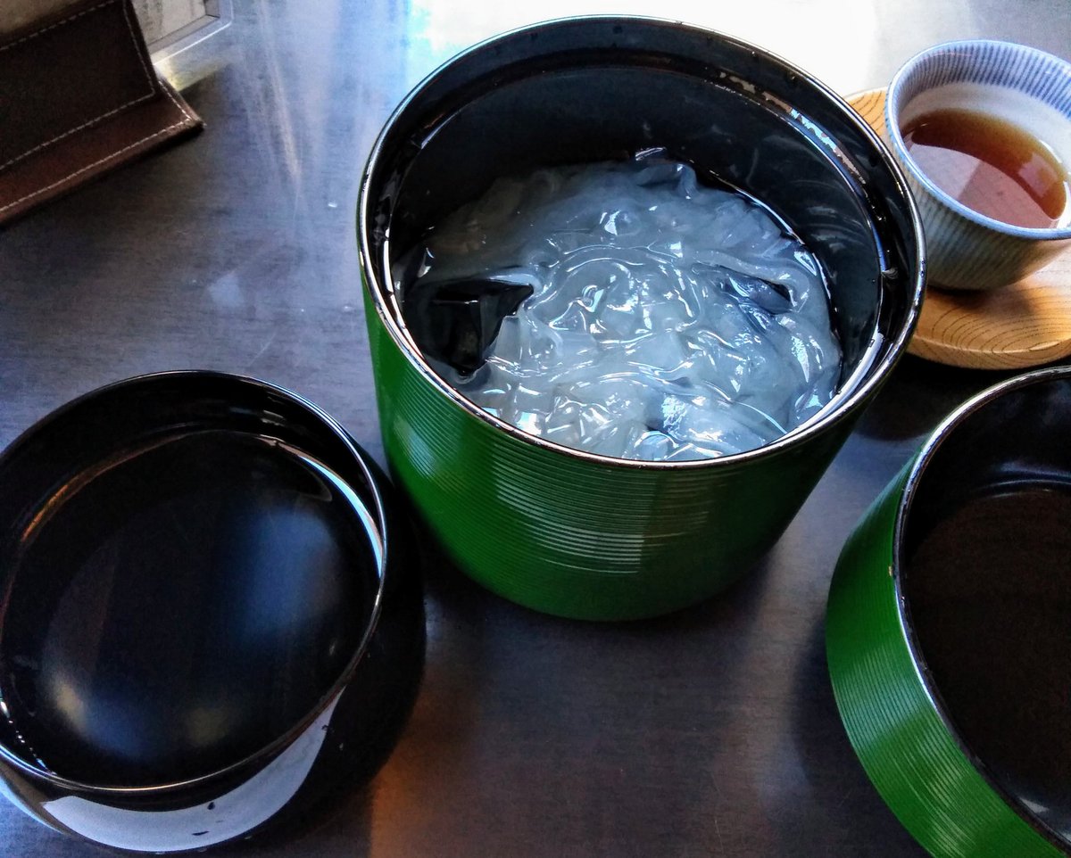 tokyo_kyoto_jp's tweet photo. beautiful kudzu jelly 🍵
#kagizen
#kyoto

#鍵善良房
シンプルで美しい #くずきり
上品で食感がたのしい
ハワイにも植物の根の澱粉を原料とする伝統菓子があってモチモチ食感

とても不思議そして興味深い

葛はマメ科の植物
arrowrootとは異なる植物らしい

ごちそうさまでした
しあわせ😊 https://t.co/4S6K3ahUgm
