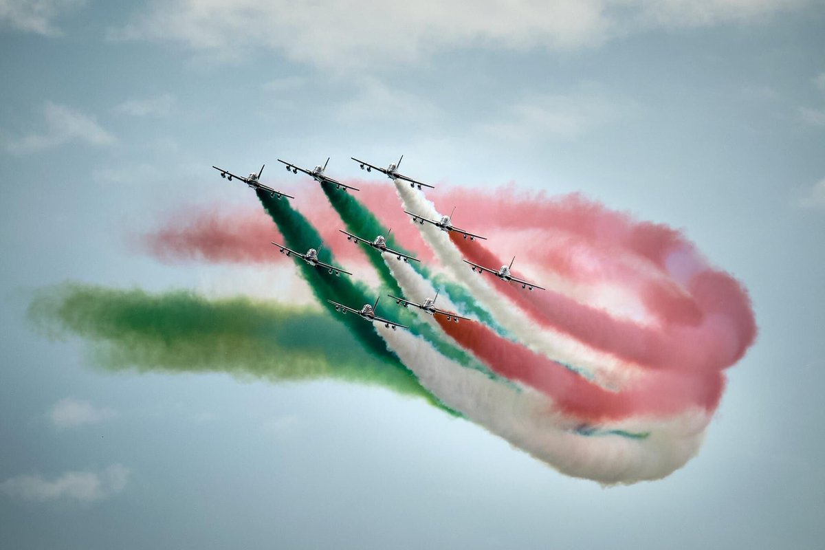 ItalyatNATO's tweet photo. Amazing pic📸of the 🇮🇹 @ItalianAirForce national #AcrobaticTeam taking a curve, but heading to the weekend #Allies ✈️✈️✈️
#FridayMotivation
#WeekendMotivation
#PicOfTheDay
#WeAreNATO
#NousSommeslOTAN
#StrongerTogether
#FrecceTricolore https://t.co/yr9LZ2atbH