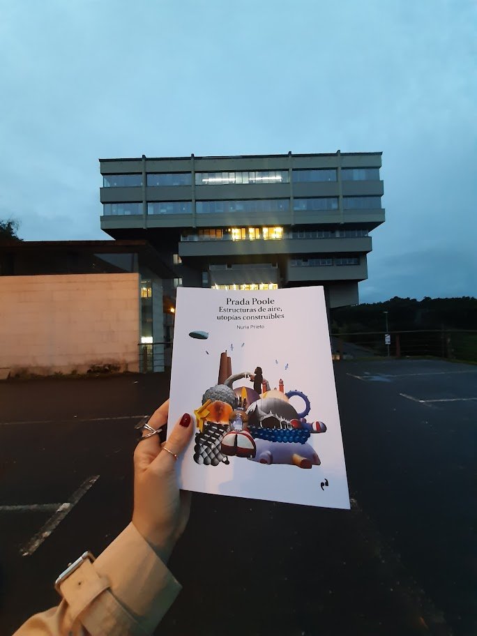 NuriaP9's tweet image. Ya hay un librito en la @etsac_udc &amp;lt;3 #arquietctura #pradapoole #inflable @e_Asimetricas