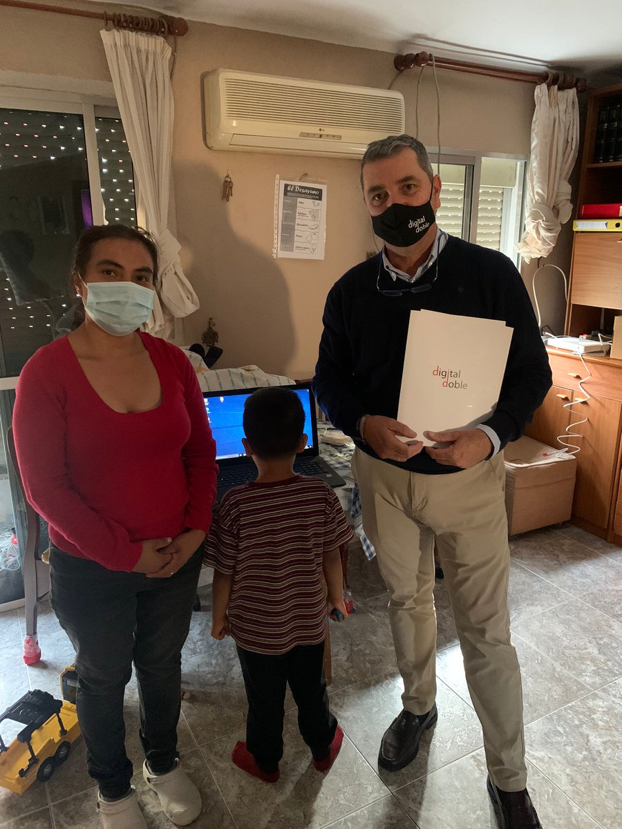digital_doble's tweet photo. Ya se han instalado las dos primeras fibras, totalmente gratuitas, a familias vulnerables con hijos escolares. Desde hoy, estos pequeños y sus padres podrán disfrutar de conexión a internet gracias al convenio firmado entre nuestra empresa y Forum Andalucía https://t.co/3BxO8hrpkJ