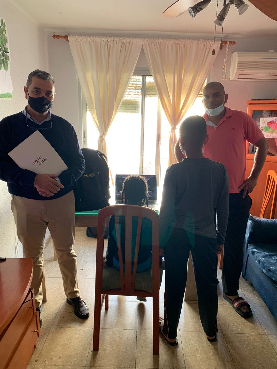 digital_doble's tweet photo. Ya se han instalado las dos primeras fibras, totalmente gratuitas, a familias vulnerables con hijos escolares. Desde hoy, estos pequeños y sus padres podrán disfrutar de conexión a internet gracias al convenio firmado entre nuestra empresa y Forum Andalucía https://t.co/3BxO8hrpkJ