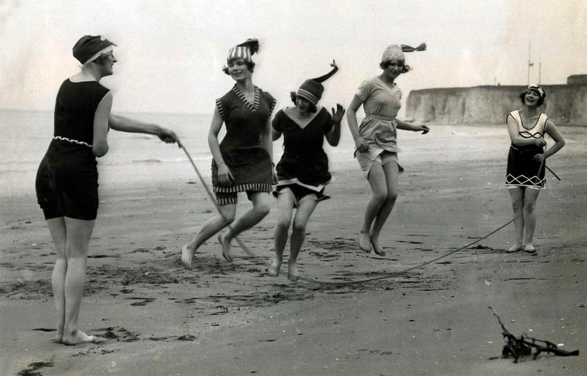 zeitpunkte's tweet photo. Rope jumping
1922
Source: The Memory of the Netherlands

#vintage #history #1920s #england #ropejumping https://t.co/o2iZxm0TIu
