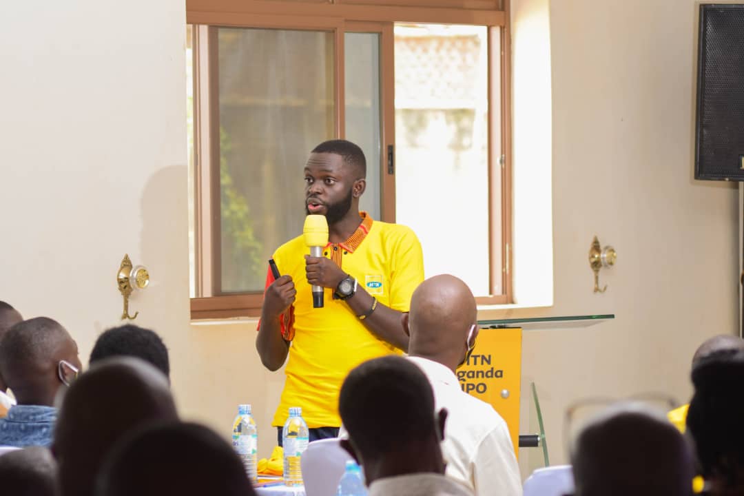 CrestedCapital's tweet photo. Being on stage is just second nature for @CalvynDavyd. Look at him go at the #MTNIPO townhall in Kamuli yesterday!
#LetsShare #BornToBeonStage #StepAsideBeyonce https://t.co/IzsNJKAnAQ