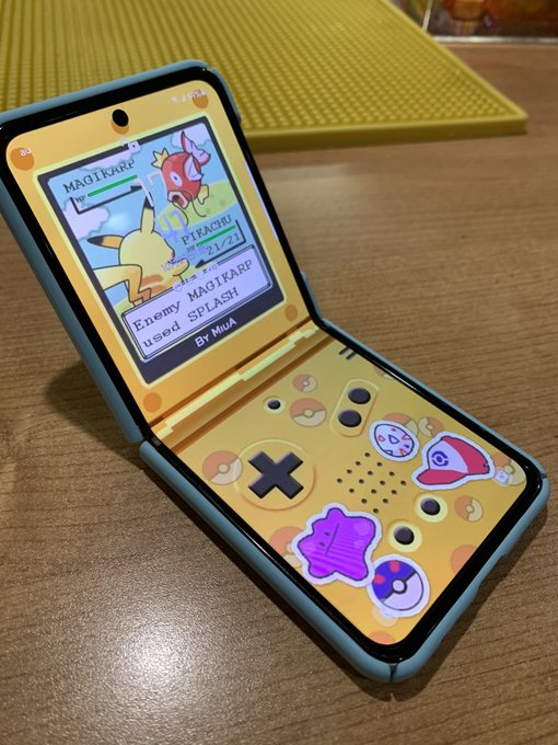 ゲームボーイアドバンスsp懐かしっ 折り畳みスマホでした ポケモンで本当に遊べそうな壁紙に思わず二度見 1 2 ページ ねとらぼ