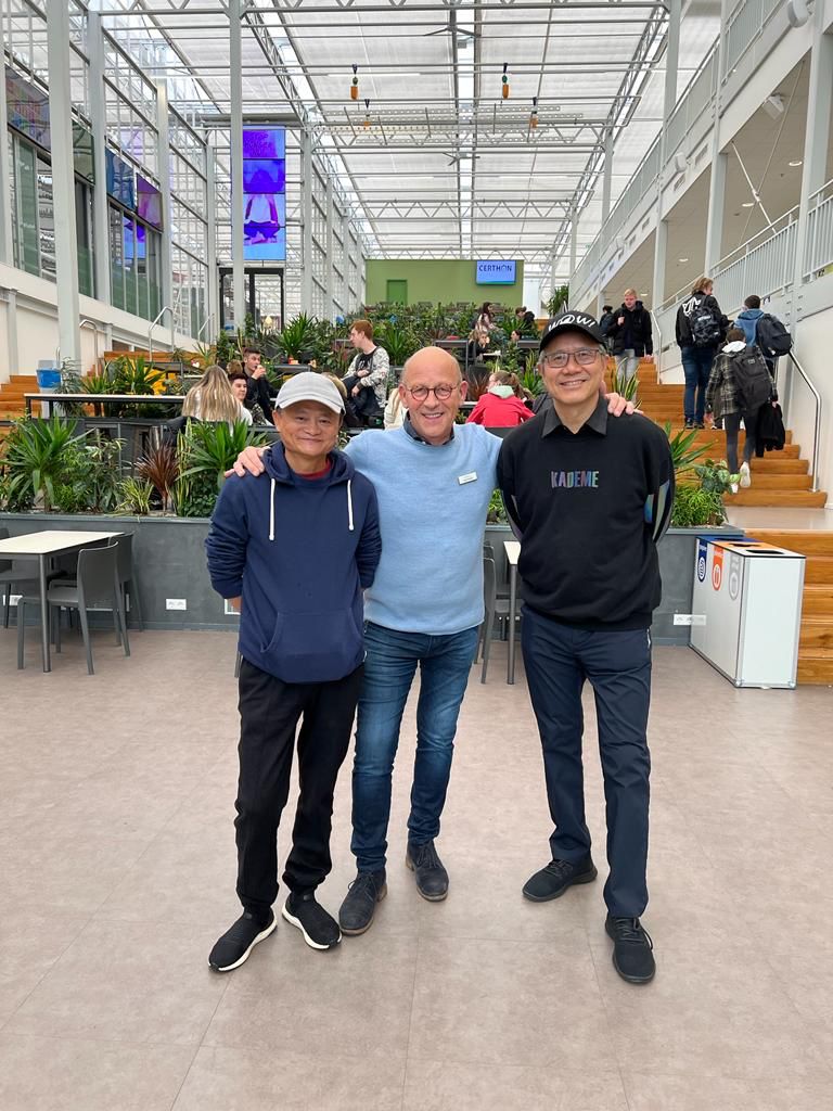 Jack Ma, de oprichter van Alibaba, bracht begin deze week een bezoek aan het Westland. Een rondleiding in het World Horti Center stond ook op het programma. Gids Aad Verduijn van Westland Horti Tours is vereerd dat hem deze rondleiding werd toevertrouwd.