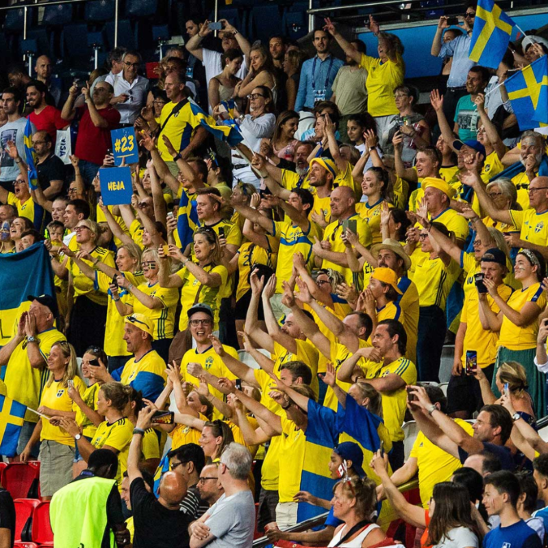 svenskfotboll's tweet photo. 🚨 Nu är ansökan om 𝗘𝗠-𝗯𝗶𝗹𝗷𝗲𝘁𝘁𝗲𝗿 öppen!

Nu kan 𝗴𝘂𝗹𝗱𝗺𝗲𝗱𝗹𝗲𝗺𝗺𝗮𝗿 i 𝗦𝘂𝗽𝗽𝗼𝗿𝘁𝗲𝗿𝗸𝗹𝘂𝗯𝗯𝗲𝗻 ansöka om svenska supporterbiljetter fram till och med 13.00 på måndag, den 1 november 👇