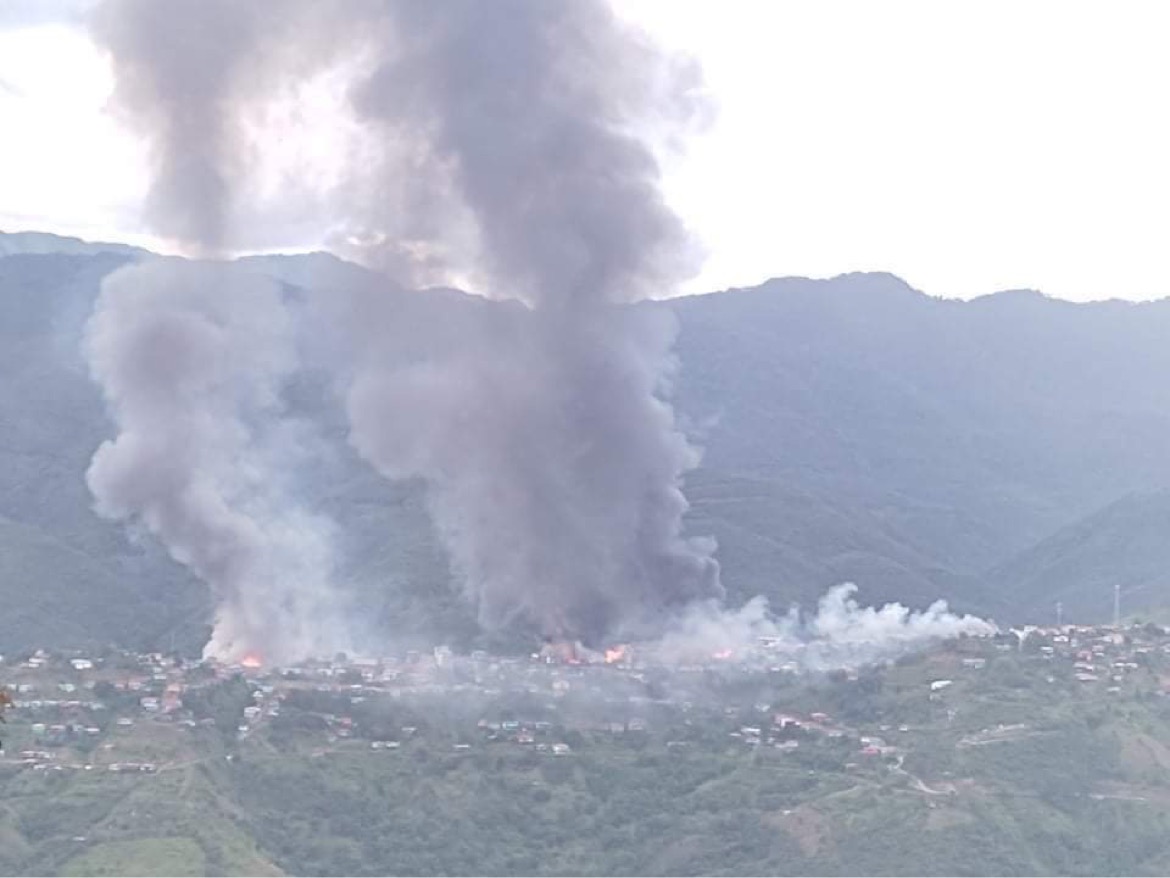 TheChindwin's tweet photo. The burning of Thantlang , Chin State is quickly spreading to upper block and lower block of the town. 
The fire is known to have started by the shelling of a lot of rocket-propelled grenades by the junta after one of its soldier is killed by CDF.  
#WhatishappeningnowinMyanmar https://t.co/uT7gXFS1WP