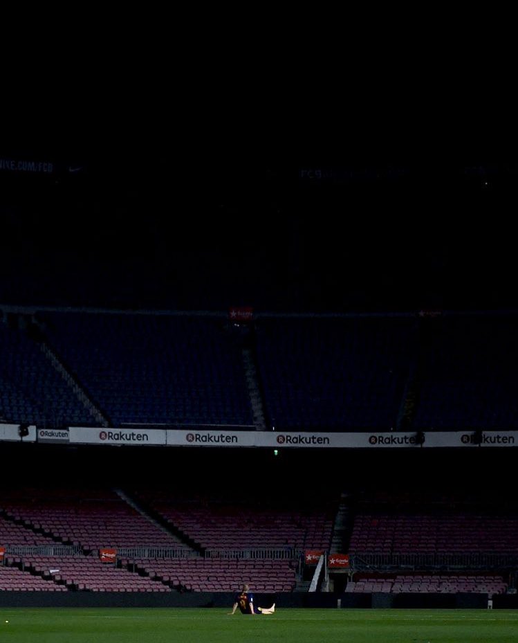 Andrés Iniesta au centre du Camp Nou, théâtre de sa carrière, deux heures après son dernier match avec le Barça. 🥲
