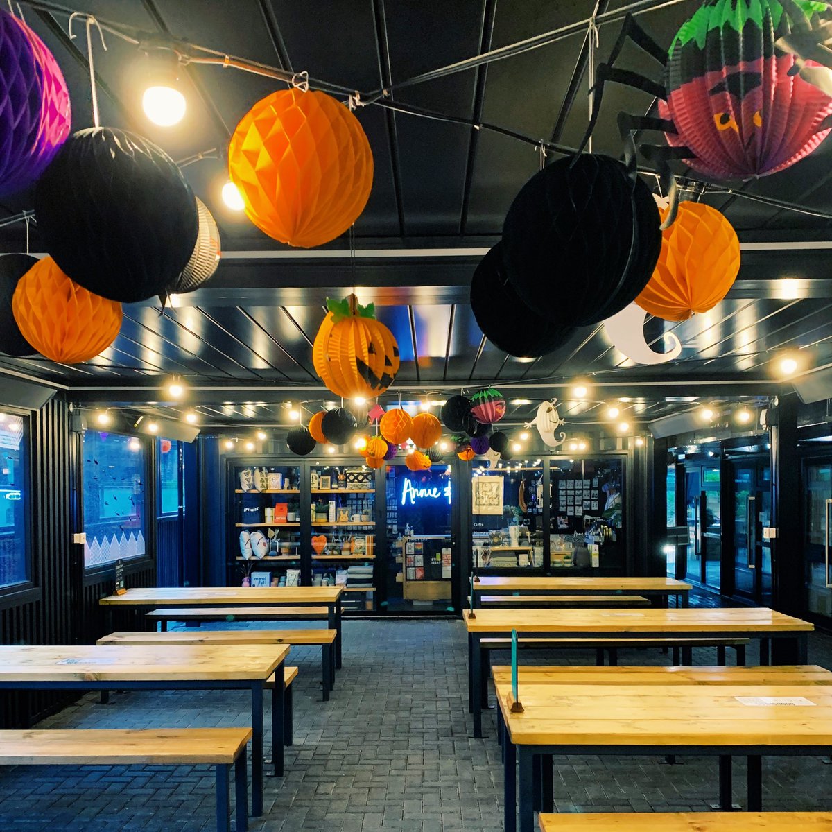 Who’s joining us this Halloween weekend? 👻🎃

Good food , drink &amp; table games tonight 🥂
Live music Saturday 🎤 
Goodsheds Halloween Quiz this Sunday 🤩

#goodsheds #goodshedsbarry