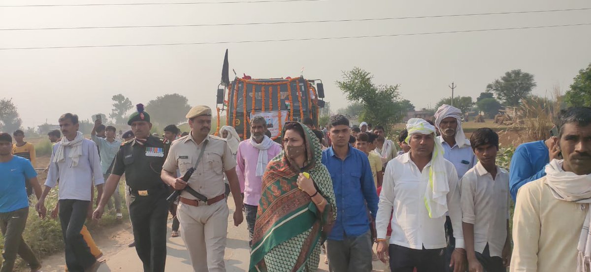 सूरतगढ़ में सैन्य अभ्यास के दौरान शहीद हुए बुटेरी गाँव, बानसूर, अलवर निवासी कमांडो दयाराम गुर्जर जी की अंतिम यात्रा में शामिल हो कर नम आंखों से सभी ने श्रद्धांजलि अर्पित की। उनकी शहादत को नमन करती हूँ। आप हमेशा लोगों के दिलों में जिंदा रहेंगें।
जय हिन्द!