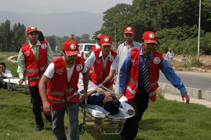 PRC_official's tweet photo. 𝐀𝐥𝐰𝐚𝐲𝐬 𝐫𝐞𝐚𝐝𝐲 𝐭𝐨 𝐬𝐚𝐯𝐞 𝐥𝐢𝐯𝐞𝐬.⛑
.
.
#FirstAid #RedCrescent #SaveLives #COVID19 #Precausion #Volunteer https://t.co/1UA8EQiMk6