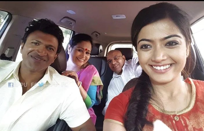 rashmikaloveu's tweet photo. Get well soon @PuneethRajkumar 🙏Prayers from @iamRashmika fans
#APPUGetWellSoon #Appu https://t.co/3I8XfX4a7G