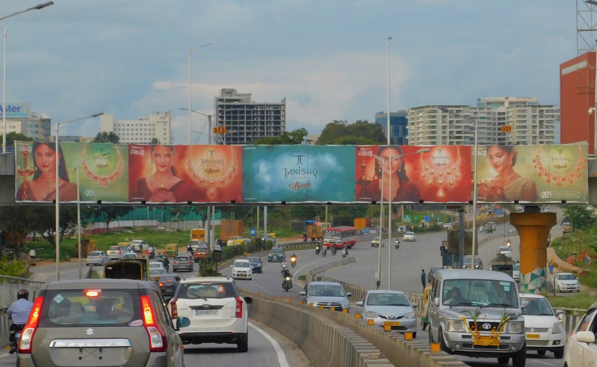 laqshyamedia's tweet photo. #DiwaliCollection2021 #Laqshya executed OOH Campaign for #Tanishq #Utsaah

To read the full article, click:
https://t.co/xijOOwI2g1
https://t.co/nsz2cIiGXd
https://t.co/8ckQu5Ov7S
https://t.co/C3xvO5UBBz
https://t.co/bAKfwz5qKy

#LaqshyaMediaGroup #OOHcampaigns #TanishqUtsaah https://t.co/lY7K2pYudS