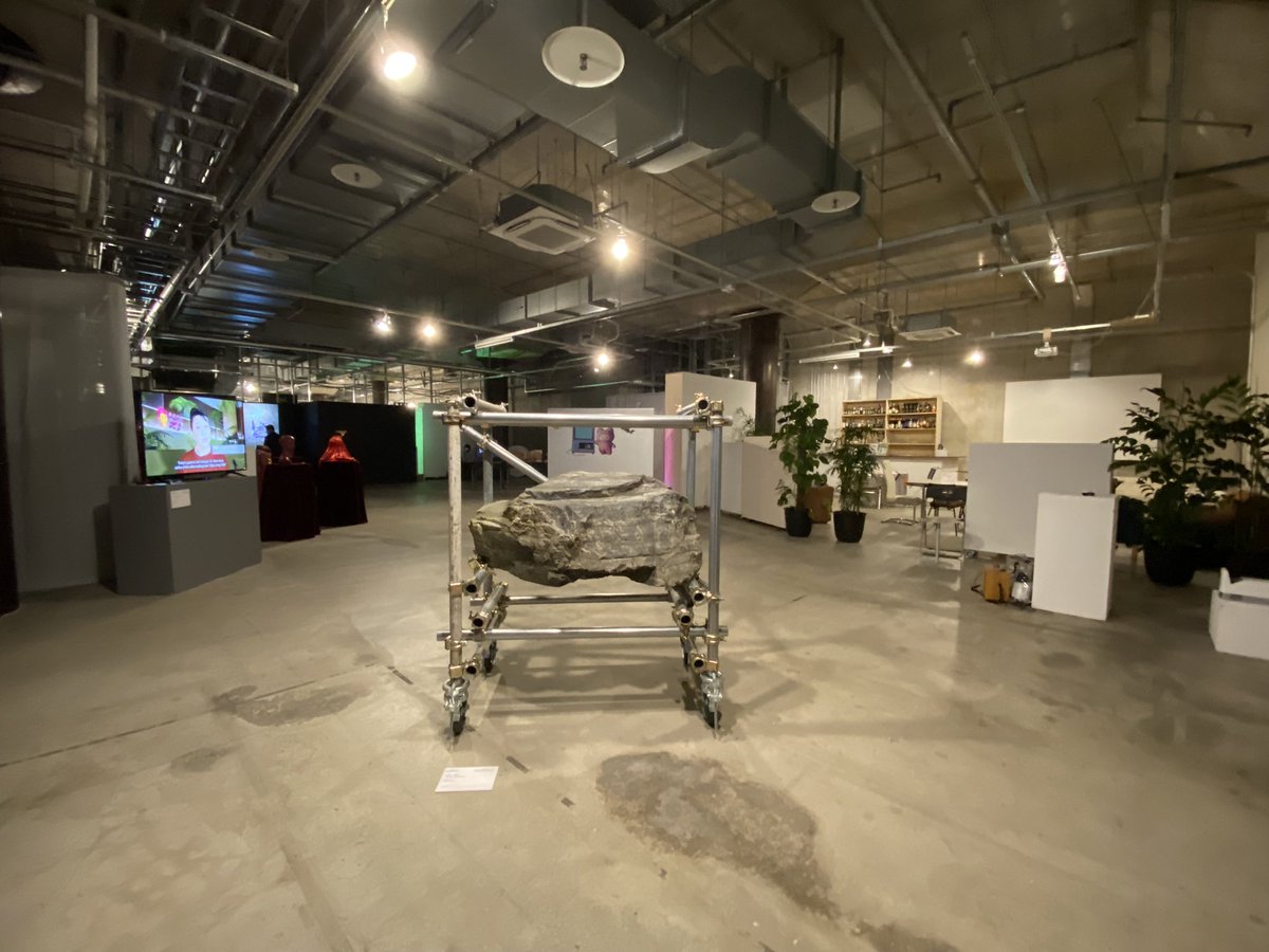 marimosphere's tweet photo. 先端アート展「グレートリセット・スモールリブート～その後をつくる創造力」初日、無事にスタート致しました。昨日遅くまで、そして今朝も設営を頑張ってくださったスタッフの皆様に感謝！横浜BankART新高島駅直通の広いスペースです。いい展示空間になっていると思うのでぜひ皆様いらしてください！ https://t.co/s29H3yTsSv