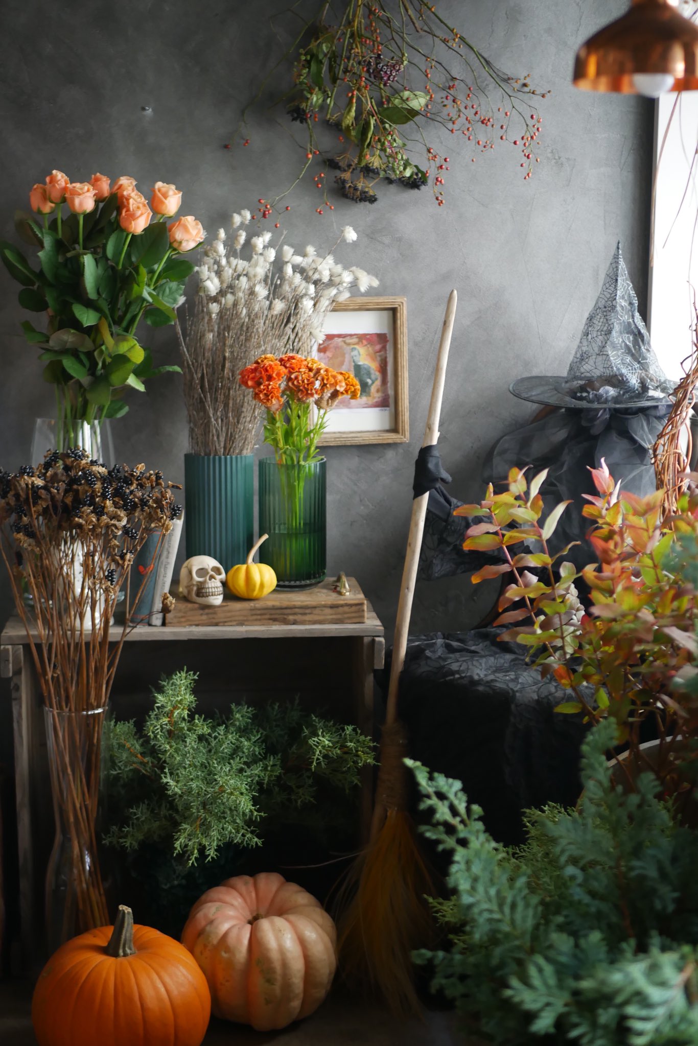 Germer Florist Germerは先週はお休みでしたが 今週は営業しております 10月31日 日 はハロウィンですね Germerの魔女さんまだいますよ 今週のお花たちです 中野区 沼袋 花屋 ハロウィン 金土日営業 Germer ジェルメ T Co