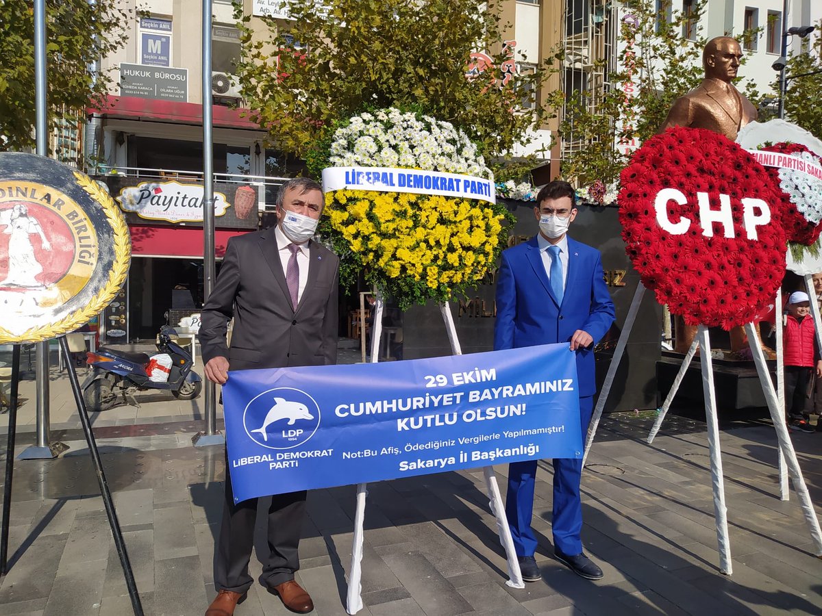 tokcem's tweet photo. Biri hazine yardımıyla, bizim vergilerimizle…
Diğeri, gönüllüce cepten harcanan 3-5 kuruşla.. https://t.co/tQw0MCGbPK
