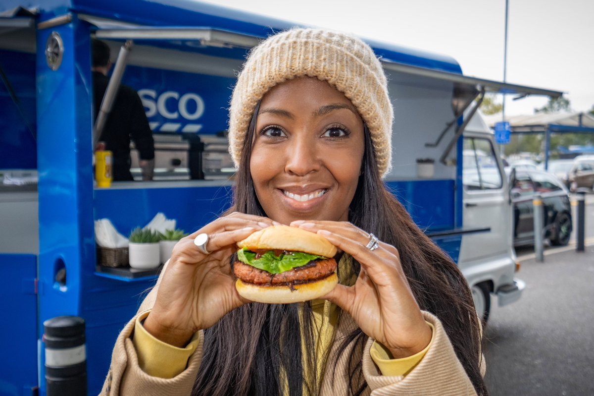SplendidComms's tweet photo. 🍔 Every plant burger helps 🌎 

Ahead of #COP26, we worked with @angellicabell surprising people with @Tesco Plant Chef burgers to encourage little swaps that help the planet.

170+ pieces of coverage across @Daily_Express @DailyMirror, @Independent and countless more 🔥 https://t.co/TRLGMf9S8p