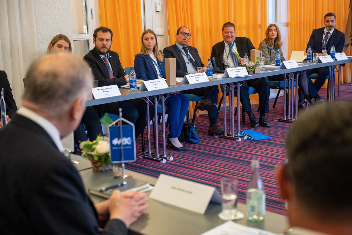 MsSeeberger's tweet photo. During its time in #Malmö, the @WorldJewishCong #JDCorps had the chance to meet President @lauder_ronald for a private discussion.
We had the opportunity to talk about our communities, the challenges we face and potential projects and initiatives. #MalmoForum #RememberReact https://t.co/VvUEDB1eUz
