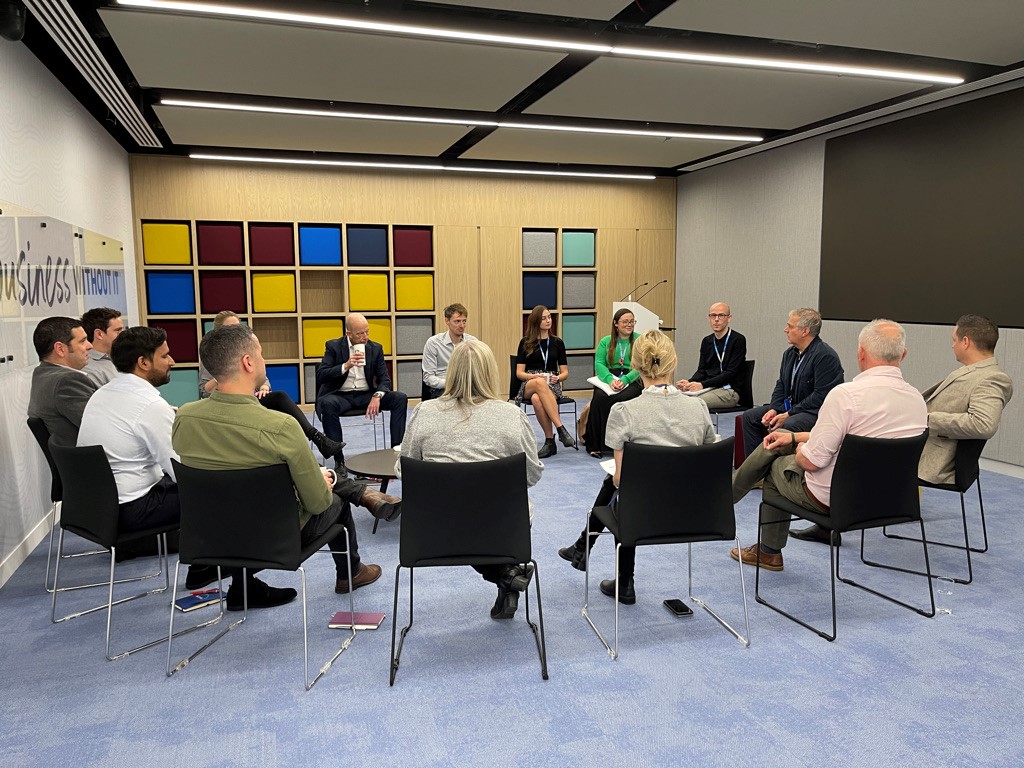 amexgbt's tweet photo. Cheers to meeting face to face! Chief Commercial Officer Drew Crawley hosted a 'Brew with Drew' in the London office this week. GBT colleagues can ask Drew anything, all while enjoying their beverage of choice. We're getting #backtoblueskies one cuppa at a time! https://t.co/G8AZHV7hRd