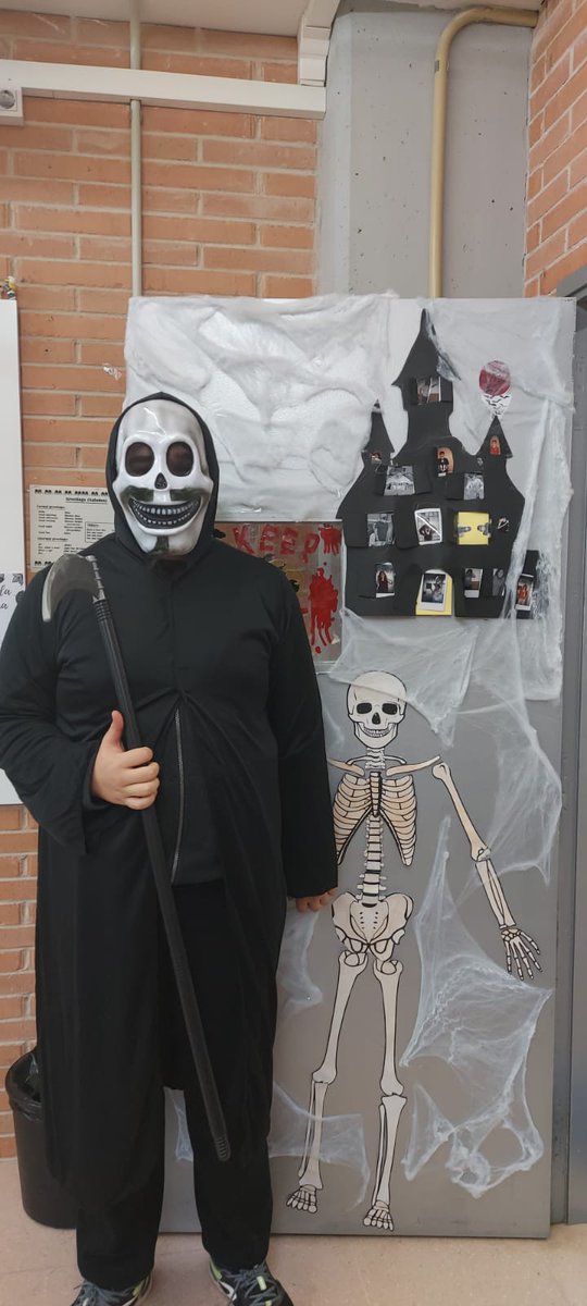 InstitutCorbera's tweet photo. Terrorific El SIEI....algú que s'atreveixi a entrar???🎃🎃🧟‍♂️👻👻🍬🍬 https://t.co/uFCuErVWXX