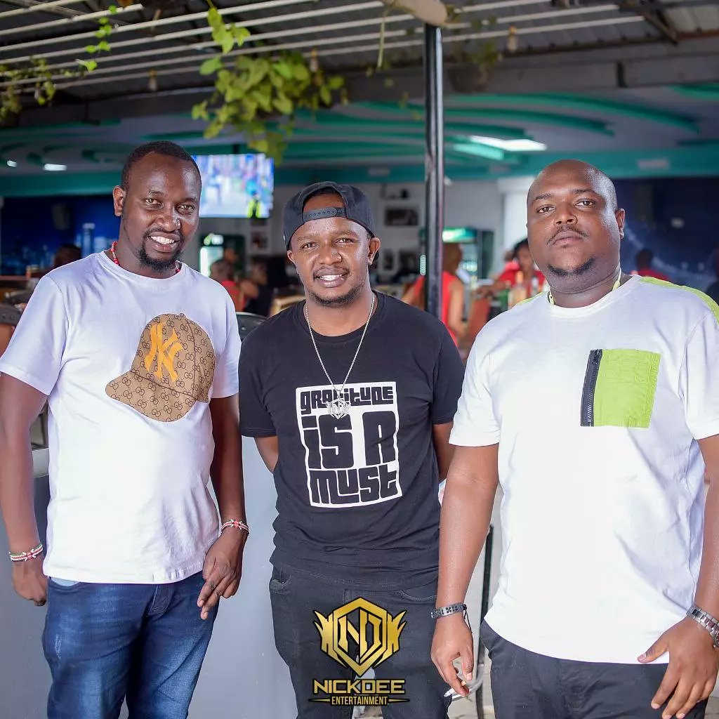 KuzimaComrades's tweet photo. It's a #DopeFriday with @DjKymNickDee 💉💉💉💉💉💉
#KuzimaComrades #FridayVibes https://t.co/yeB49u6ZdP
