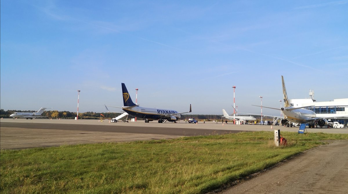 SzczecinAirport's tweet photo. Już za dwa dni w życie wejdzie nowy, zimowy rozkład lotów.✈️
Jak widać pogoda wcale nie wskazuje, aby zima miała prędko nadejść.
Życzymy spokojnego, ciepłego oraz słonecznego długiego weekendu!🌞☀️
#LatamzeSzczecina #flySZZ @MeteoprognozaPL https://t.co/QPdptUWAum
