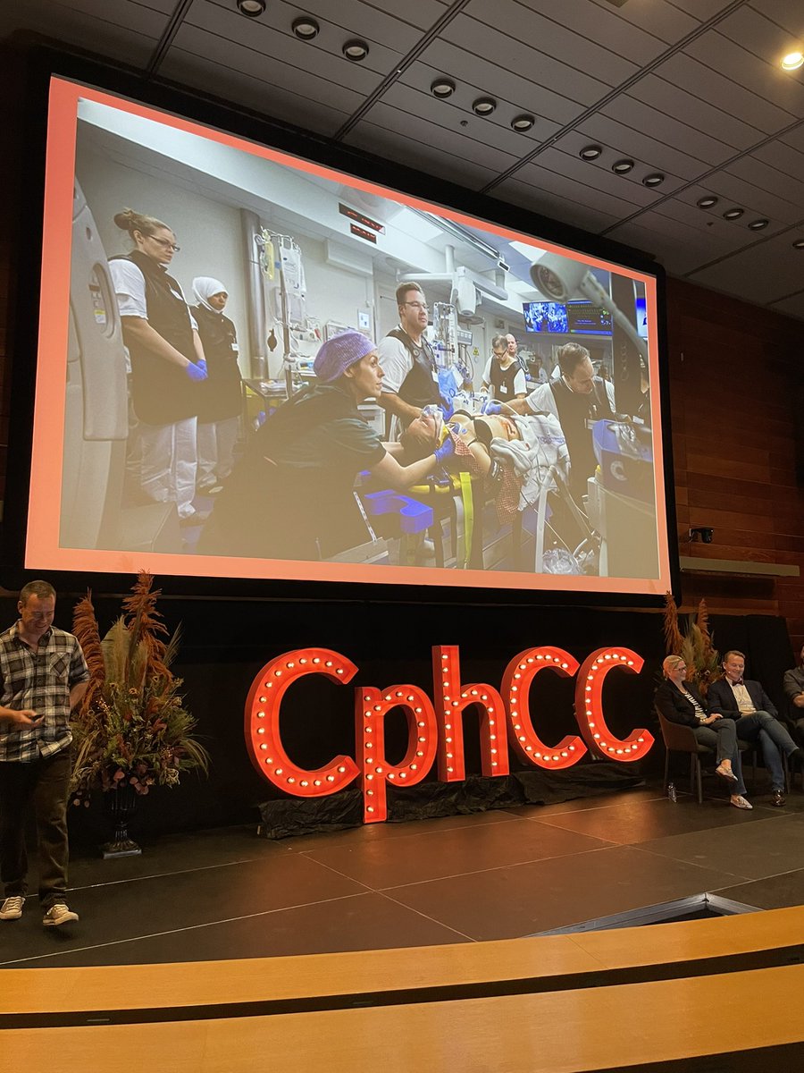 MonikaaRubin's tweet image. Til konference - fantastisk at møde kollegaer på tværs af specialerne igen! Tænker dog dette må være et gammelt billede @cphcc2021 ? 🙈 Halskrave og spineboard på en vågen patient er jo sooo last year 😝 sjtrem.biomedcentral.com/track/pdf/10.1… #cphcc #cphcc2021 #dkforsk