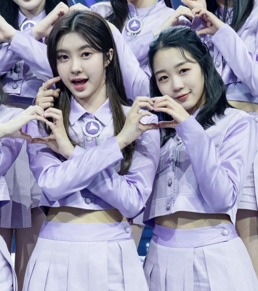 dayoungeun's tweet photo. hikaru poking dayeon’s cheek😭😭 https://t.co/7AFYRralii