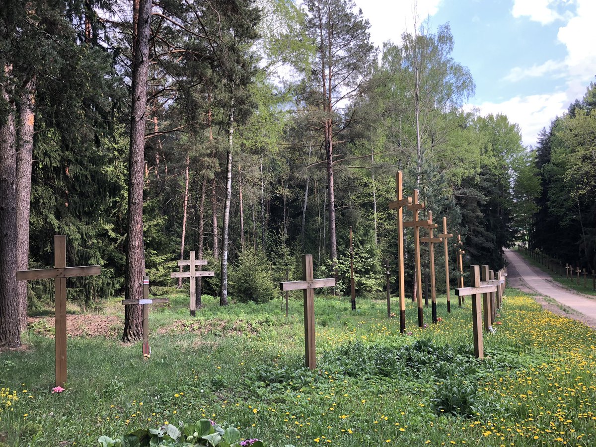 Памяці ўсіх, хто спачывае ў Курапатах, ахвяр сталінскага тэрору. #Ночпаэтаў                    youtu.be/FtL9PopjtTM