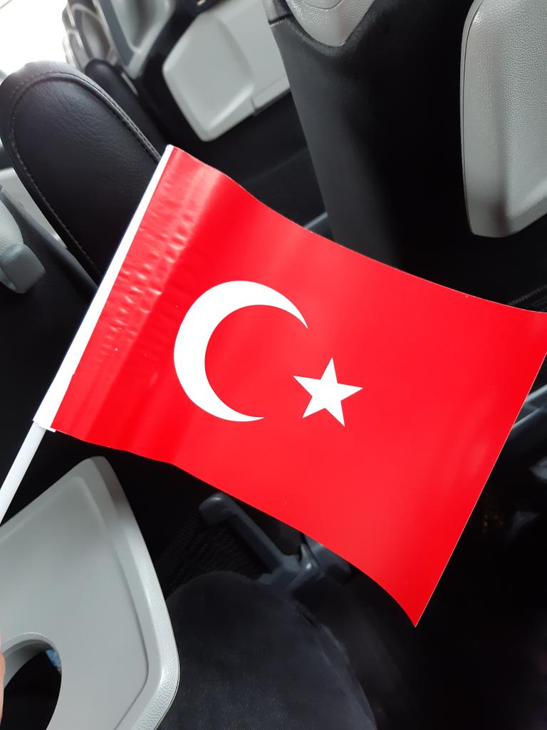 Otobüsü kimlik kontrolü için durdurdular. O sırada bayramımızı kutlayıp bayrak dağıttılar duygusal bir topum şu an..