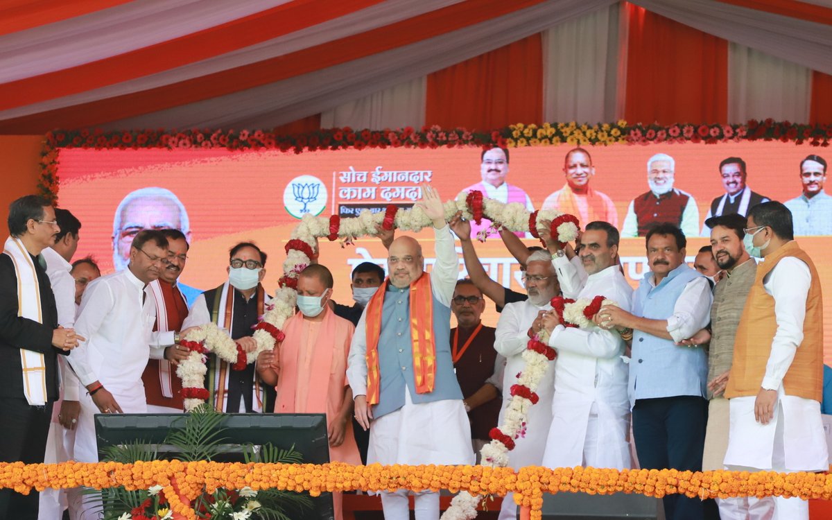 AmitShah's tweet photo. .@narendramodi जी व @myogiadityanath जी के नेतृत्व में भाजपा सरकार ने गुंडाराज, भ्रष्टाचार, जातिवाद से मुक्त कर उत्तर प्रदेश को एक नई पहचान दी है।

भाजपा ने यह सिद्ध करके दिखाया है कि सरकारें, परिवार के लिए नहीं होती बल्कि उसका संकल्प गरीब से गरीब परिवार का विकास करना होता है। https://t.co/j5IFXwFLmr