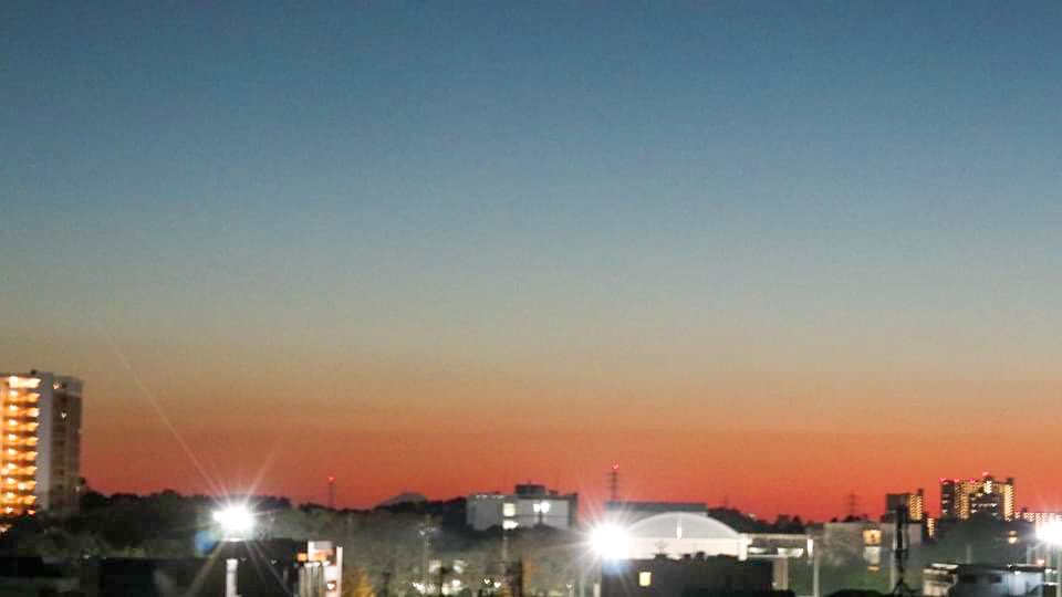 kasokukitearoom's tweet photo. #マジックアワー 現れる🌆
今日は風もなく穏やかな一日でした☺️
みなさまおつかれさまでした🙇♀️
.
日没 16時47分
2021年10月29日
.
#10月29日 #夕焼け #夕方 #夕暮れ #天気の図鑑 #雲の教室 #イマソラ #写真 #雲 #空 #金曜日 #a2021 #a1029 #a202110 #a20211029
. https://t.co/il6NCyHiq1