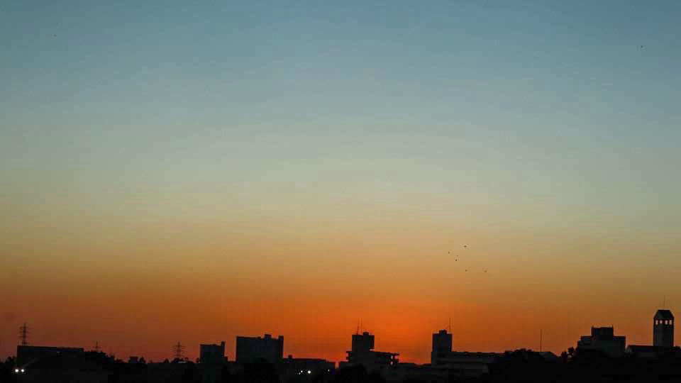 kasokukitearoom's tweet photo. #マジックアワー 現れる🌆
今日は風もなく穏やかな一日でした☺️
みなさまおつかれさまでした🙇♀️
.
日没 16時47分
2021年10月29日
.
#10月29日 #夕焼け #夕方 #夕暮れ #天気の図鑑 #雲の教室 #イマソラ #写真 #雲 #空 #金曜日 #a2021 #a1029 #a202110 #a20211029
. https://t.co/il6NCyHiq1
