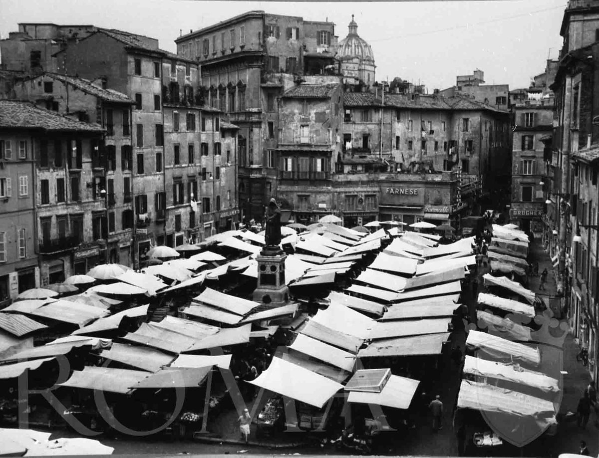 Roma's tweet photo. #Romember - Ricordi di Roma - 🎞Piazza Campo de' Fiori, il mercato, foto del 1977
Campo de' Fiori deve il suo nome ai fiori, margherite, papaveri ecc. che un tempo ornavano la piazza.
#BuongiornoRoma © Archivio Capitolino. https://t.co/lMCUqyu0e9