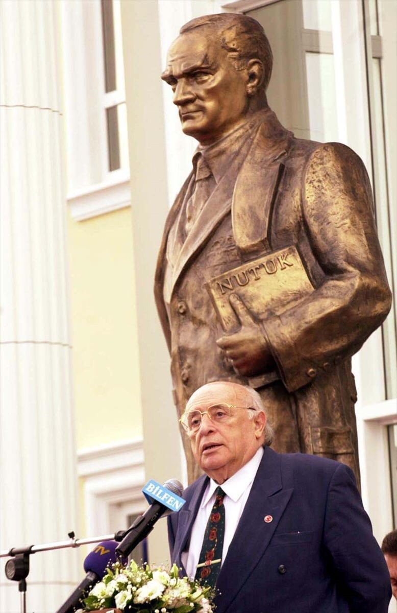 "eğer bana 'cumhuriyet nedir?' diye sorarsınız, size cevabım şudur: 'cumhuriyet benim işte!' islamköy’den çıkmış bir köylü çocuğunu cumhurbaşkanı yapan, cumhuriyettir. cumhuriyet budur. bunu büyük atatürk’e borçluyuz."