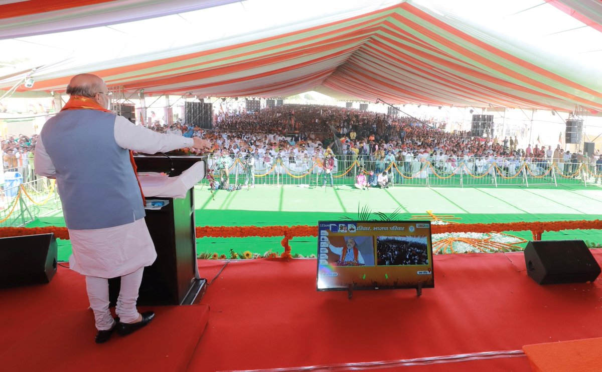 AmitShah's tweet photo. .@narendramodi जी व @myogiadityanath जी के नेतृत्व में भाजपा सरकार ने गुंडाराज, भ्रष्टाचार, जातिवाद से मुक्त कर उत्तर प्रदेश को एक नई पहचान दी है।

भाजपा ने यह सिद्ध करके दिखाया है कि सरकारें, परिवार के लिए नहीं होती बल्कि उसका संकल्प गरीब से गरीब परिवार का विकास करना होता है। https://t.co/j5IFXwFLmr