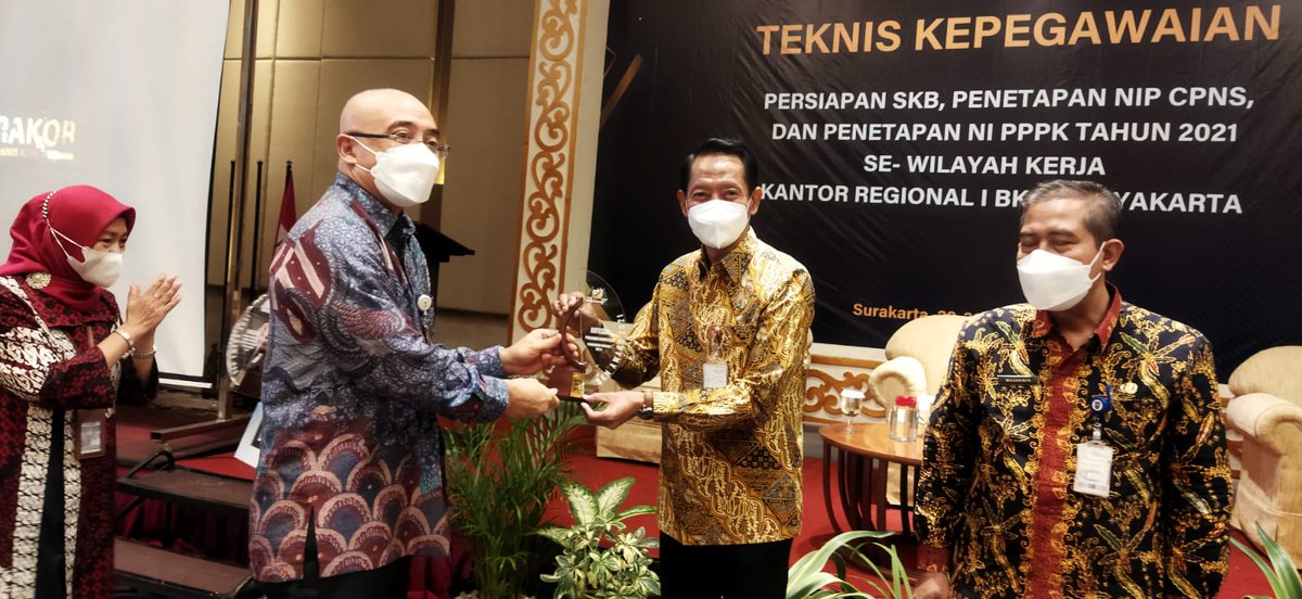 bkdprovjateng's tweet photo. #SobatASN @provjateng Plt. Kepala @BKNgoid Bima Haria Wibisana pada hari ini, Jum'at (29/10/2021) menyerahkan BKN Award 2021 Kategori Penilaian Kompetensi  utk Pemerintah Prov.Jateng  kepada Ka BKD dlm Rakor Persiapan SKB &amp; Penetapan NIP 
#JatengGayeng https://t.co/dlrXYv7gP3