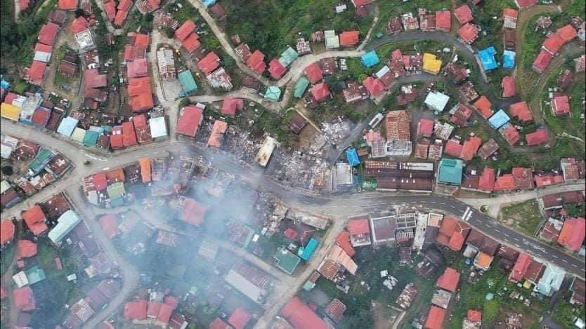Khithitofficial's tweet photo. စစ်ကောင်စီတပ်များ၏ လက်နက်ကြီးဖြင့် တရစပ်ပစ်ခတ်မှုကြောင့် ထန်တလန်မြို့ နေရာ ၃ ခုတွင် မီးလောင်နေ၊ နေအိမ် အလုံး ၃၀ ကျော် ပျက်စီး

ရန်ကုန်၊ အောက်တိုဘာ ၂၉ 

Read More -> https://t.co/3PB1kzlLAU https://t.co/fcbGfAhiJi