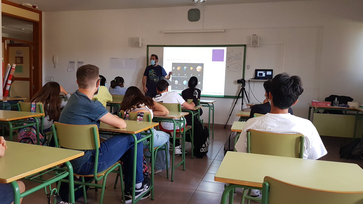 CienciaULL's tweet photo. 🔭Ayer, comenzamos con el programa "Acércate a la ciencia con la @ULL en Arona" del @AytoArona 
En el que participaron dos clases de 1º de Bachillerato del @iesichasagua🏫 realizando dos talleres científicos sobre lanzamientos de cohete🚀 y exoplanetas 🛸

#ARN_INNOVA #Lab_Arona https://t.co/dXUqIOjDg1