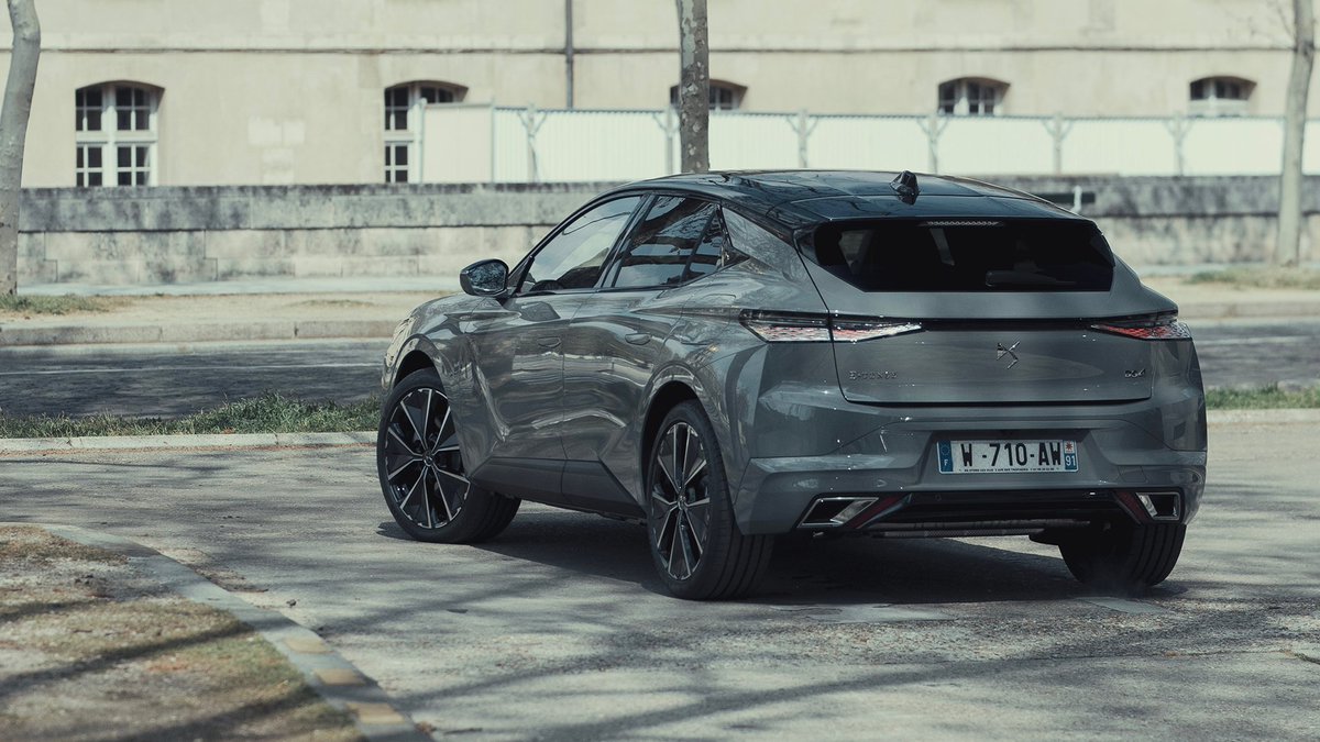 ds_automobiles's tweet photo. Parisian refinement everywhere, whatever your journey. DS 4 is a real invitation to travel, to get away from it all, while ensuring unique comfort.

#DSautomobiles #DS4 https://t.co/xOPgYTYTKf