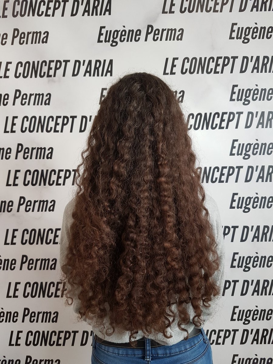 SkyrielEP's tweet photo. Deux ans après ma dernière coupe, je retourne donner toutes ma longueur pour des perruques aux cancéreux ! En cette période d'#OctobreRose en plus, pensez à cette possibilité 🙏 petit avant / après de plus de 30 cm de cheveux coupés sur ma ptite tête ! #SolidHair https://t.co/NFGnUyQcT0