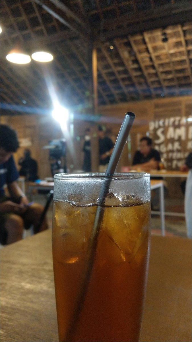 Sedino ra ngombe es teh kok rasane aneh 😑