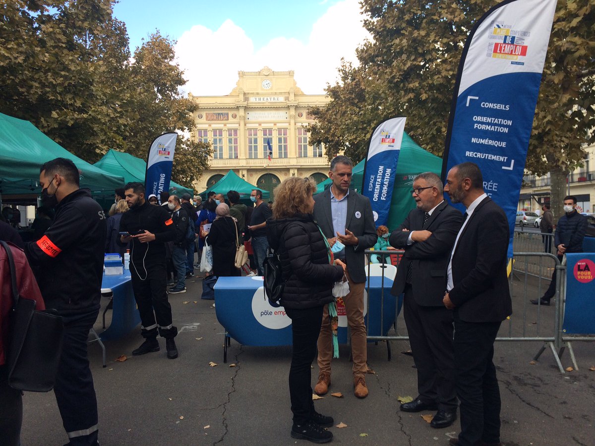 Prefet34's tweet photo. ▶️1ère édition de La Place de l'#emploi et de la #formation 
Pierre Castoldi sous-préfet de Béziers s'est rendu hier aux côtés des équipes de @Poleemploi_oc  installées sur les allées Paul Riquet à #Beziers 
➕5⃣0⃣0⃣ demandeurs d'emploi accueillis 👍 https://t.co/CK1EpntzXA