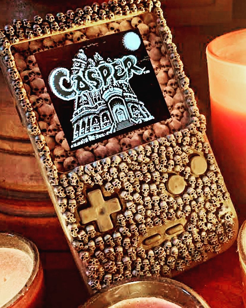 KRASHOVARIDE's tweet image. This months entry for @moddedgameboyclub October spooky theme, GBP with IPs screen adorned with a hundred skulls of the departed. Lens custom designed by myself and produced by the awesome @bluishsquirrel, 🎃 💀 🎃 💀🎃💀🎃💀🎃💀 #moddedgameboyclub