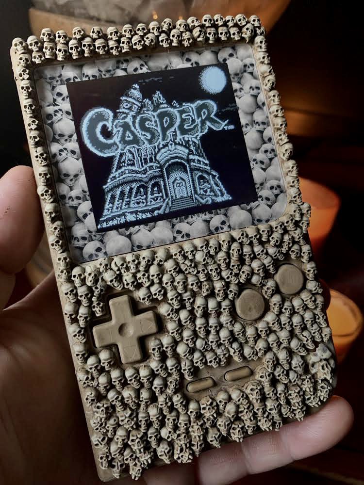 KRASHOVARIDE's tweet image. This months entry for @moddedgameboyclub October spooky theme, GBP with IPs screen adorned with a hundred skulls of the departed. Lens custom designed by myself and produced by the awesome @bluishsquirrel, 🎃 💀 🎃 💀🎃💀🎃💀🎃💀 #moddedgameboyclub