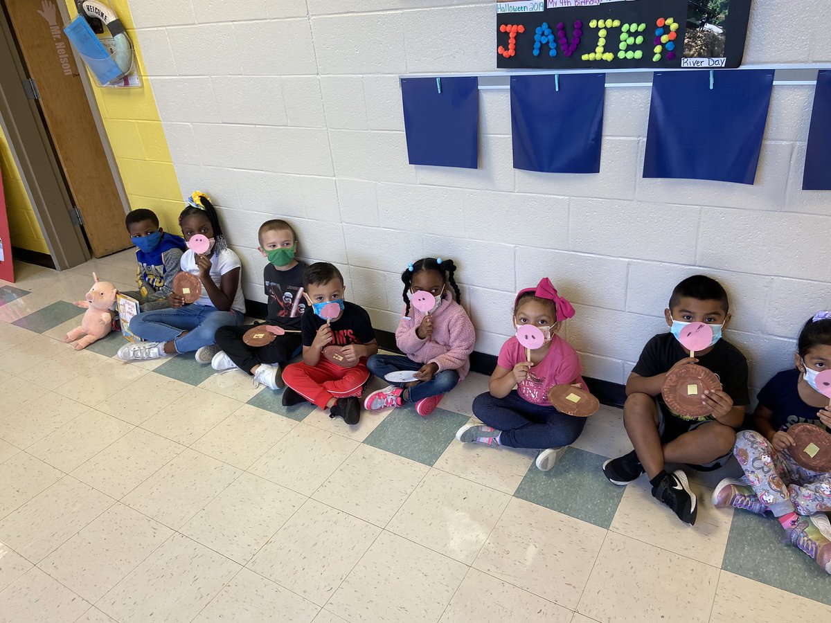 Nelson_class's tweet photo. Celebrating the end of Ref Ribbon Week with a character parade. @harden_stalcup @hunley_park https://t.co/L9UjXgBMvo