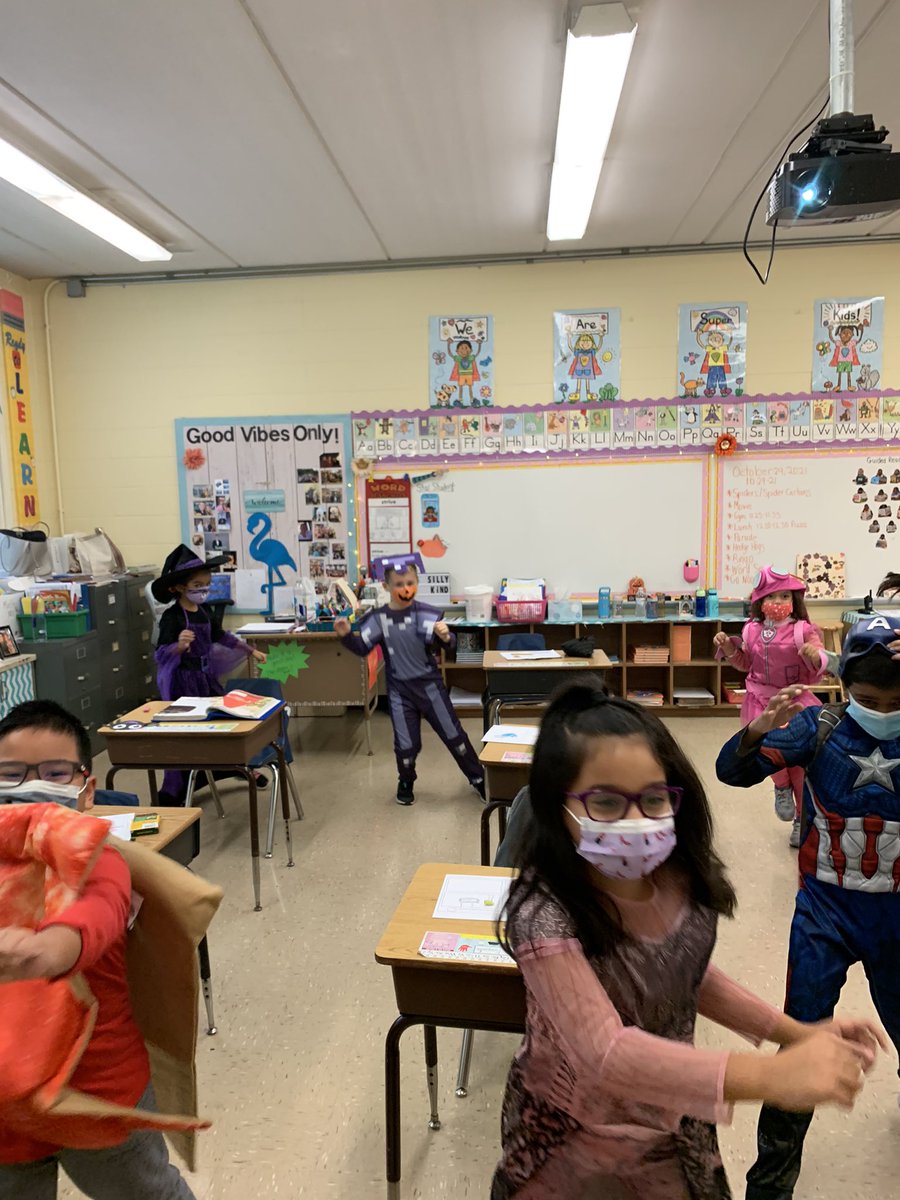 NicoleBensonRMS's tweet photo. Halloween Fun!@NicoleBensonRMS https://t.co/bgreel96vI